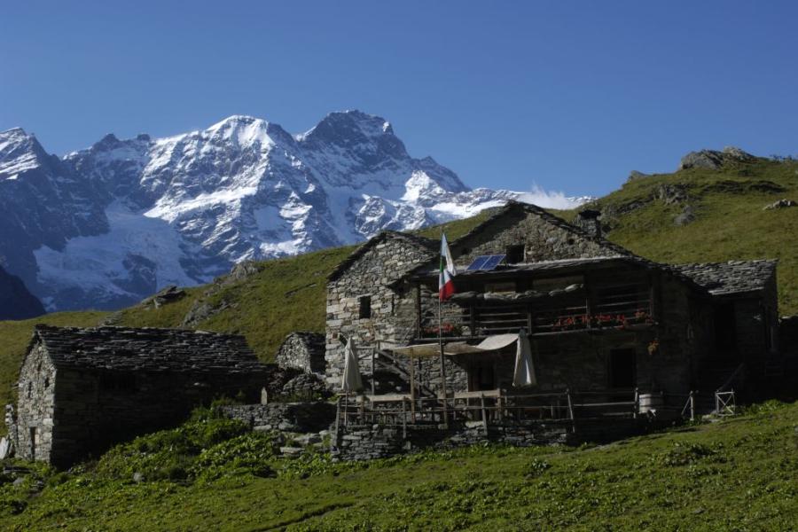 Il lago ed il rifugio dell’Alpe Campo