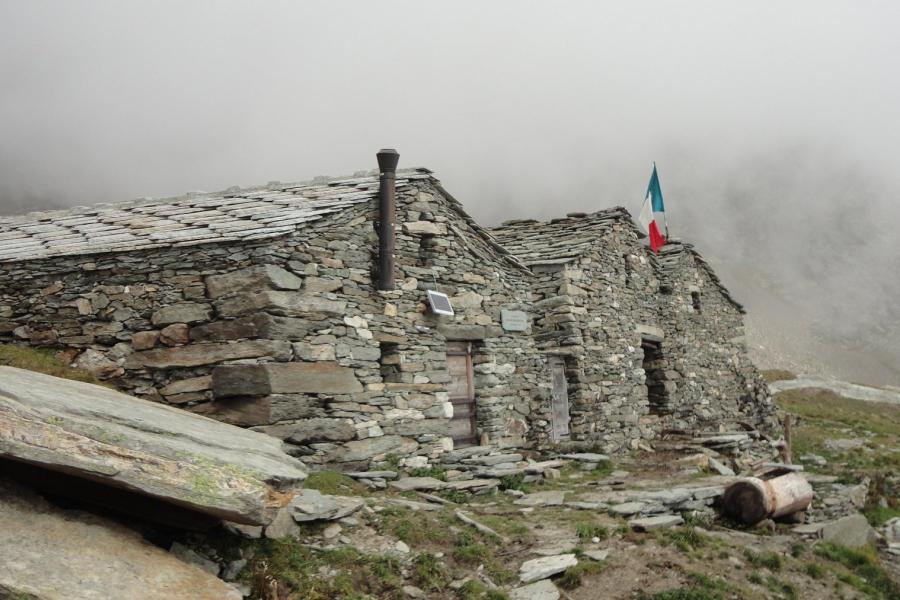 Il bivouac Cravetto avec le Mont Nery en arrière plan Course au bivouac Cravetto sur le Mont Nery