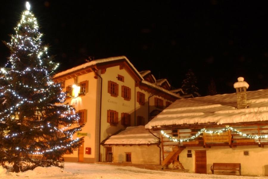 Gressoney-La-Trinité in inverno sotto la neve Let's light Christmas