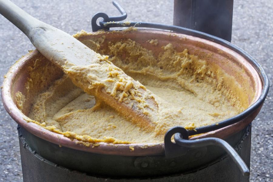 Polenta concia Soupe aux haricots au Rione Vernae