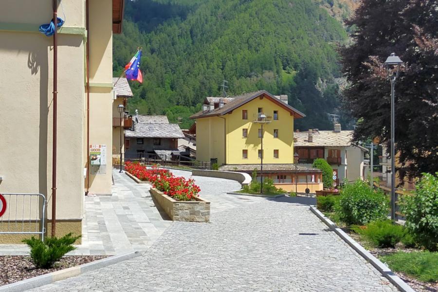 Piazza del Municipio  Vetrofanie: presentazione di Pochi passi dal futuro