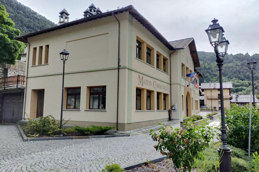Piazza del Municipio Piazza del Municipio Présentation du livre Châteaux de conte de fées en Vallée d'Aoste