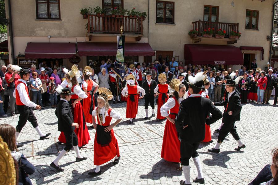 Spectacle du groupe folklorique de Gressoney "Greschòneyer Trachtengruppe"