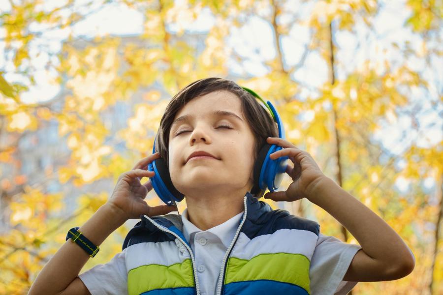 Bambino con cuffie nel parco Fiabe in Cuffia