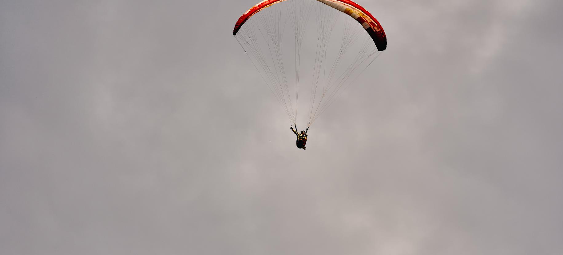 Parapendio tra le nuvole