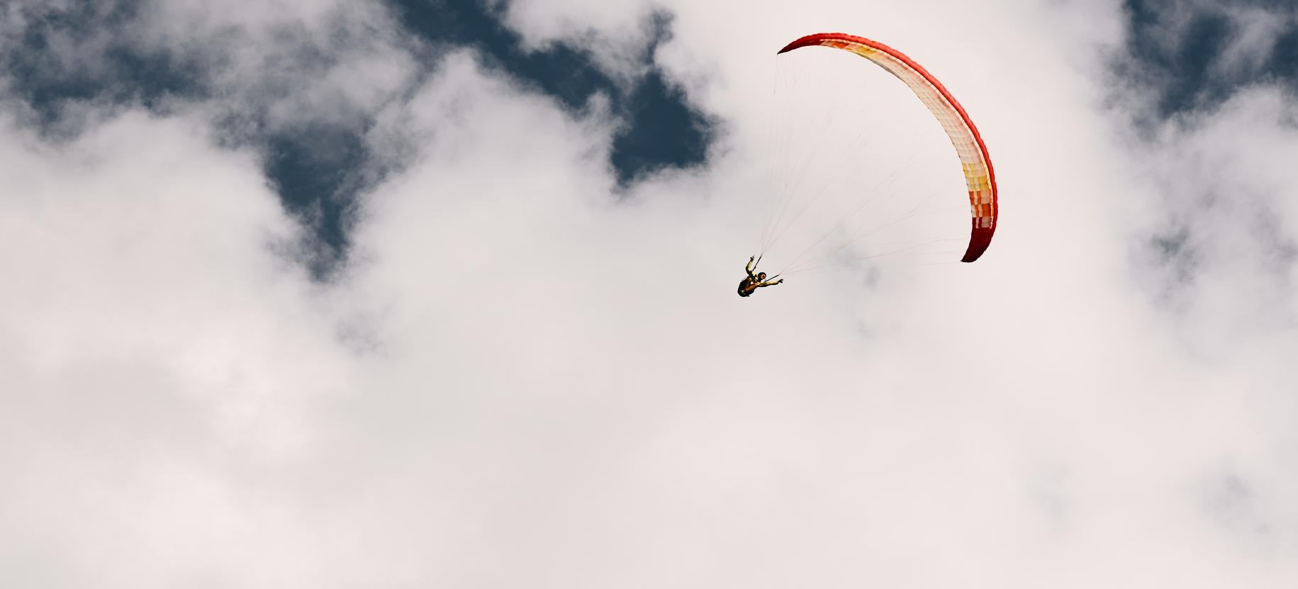 Parapendio in cielo