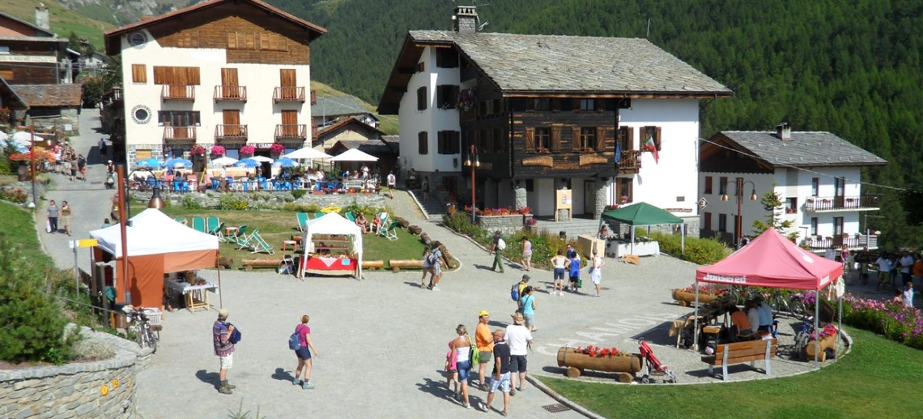 Petit marché pour la fête du pays