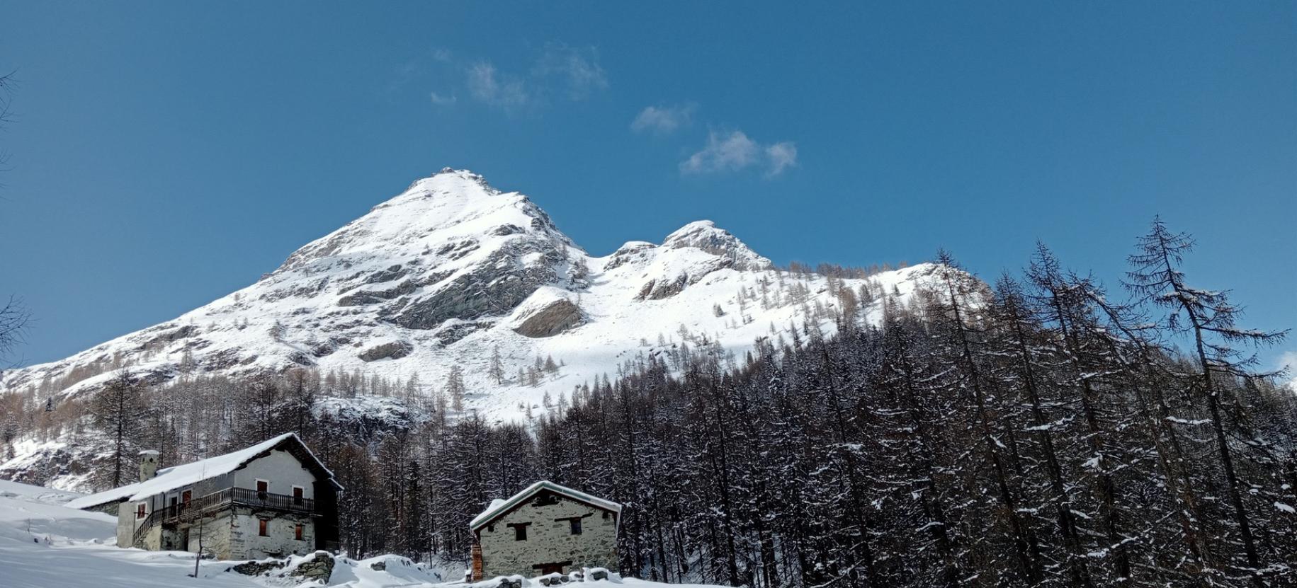 Snowshoeing in Val di Nanaz