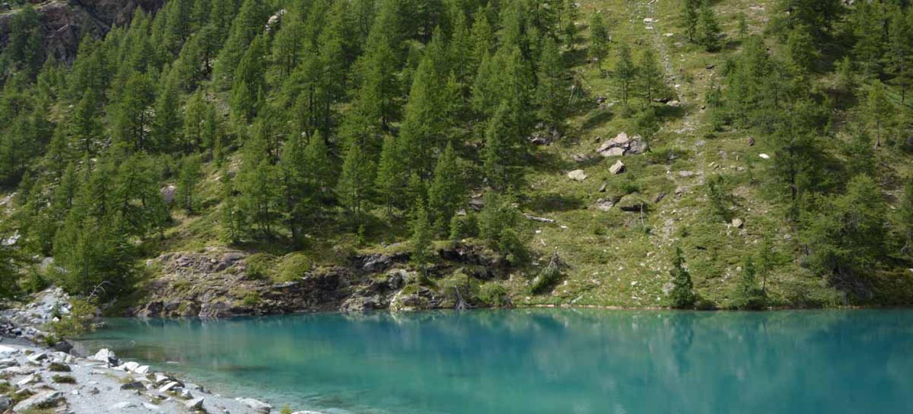Lago blu, un gioiello turchese tra i ghiacci