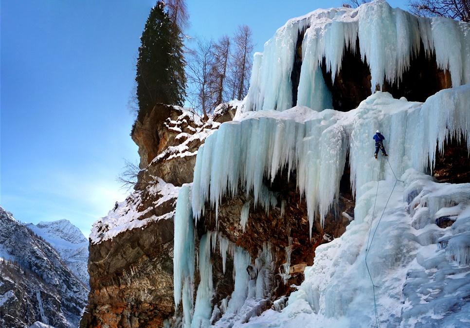 ICE CLIMBING AD ALAGNA