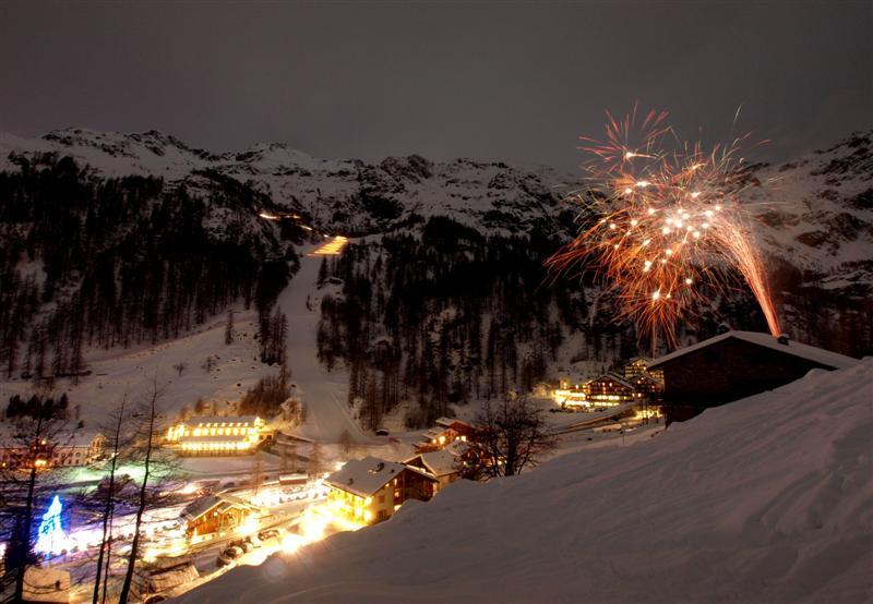 Descente aux flambeaux de fin d'année des moniteurs de ski et des guides de haute montagne