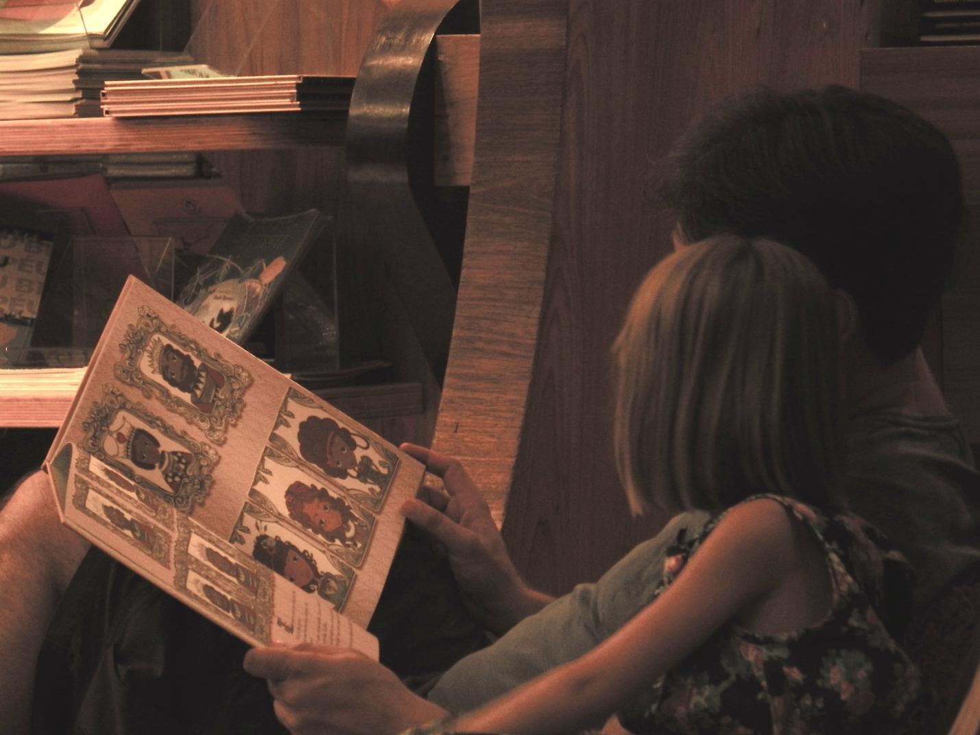 Papà e figlia leggono un libro Presentazione del libro "Storia semplice di un foglio di carta" di Fabrizio Palma