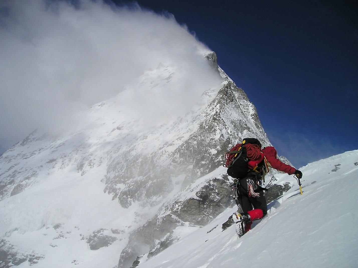 Alpinista scala una cima innevata I mercoledì di Filmontagna - Proiezione del film "Trois petits pas... entre terre et ciel"