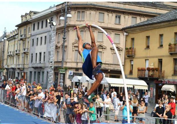 Pole vault on the square