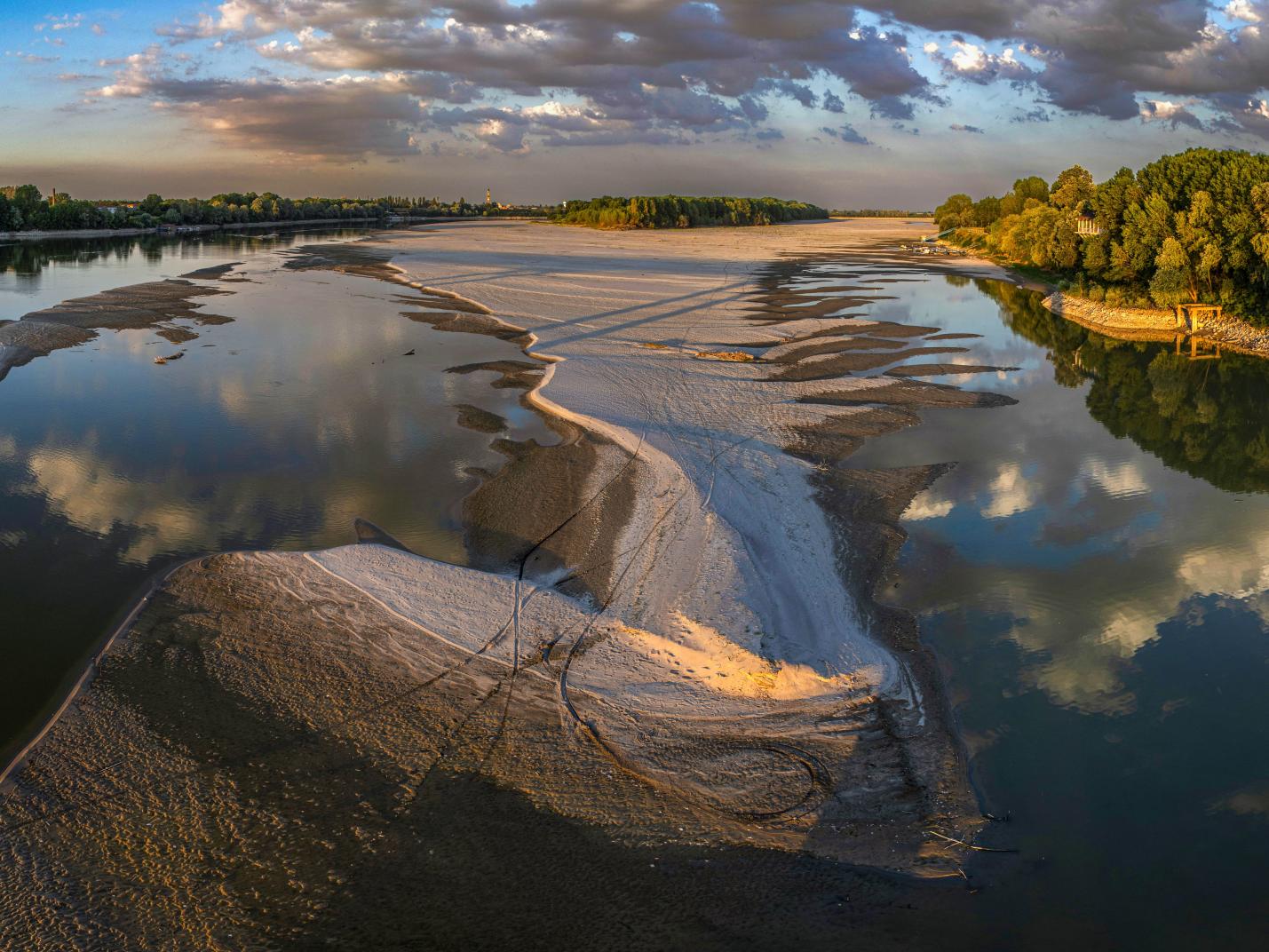 Inauguration de l'exposition de photos "Le grand fleuve Po"