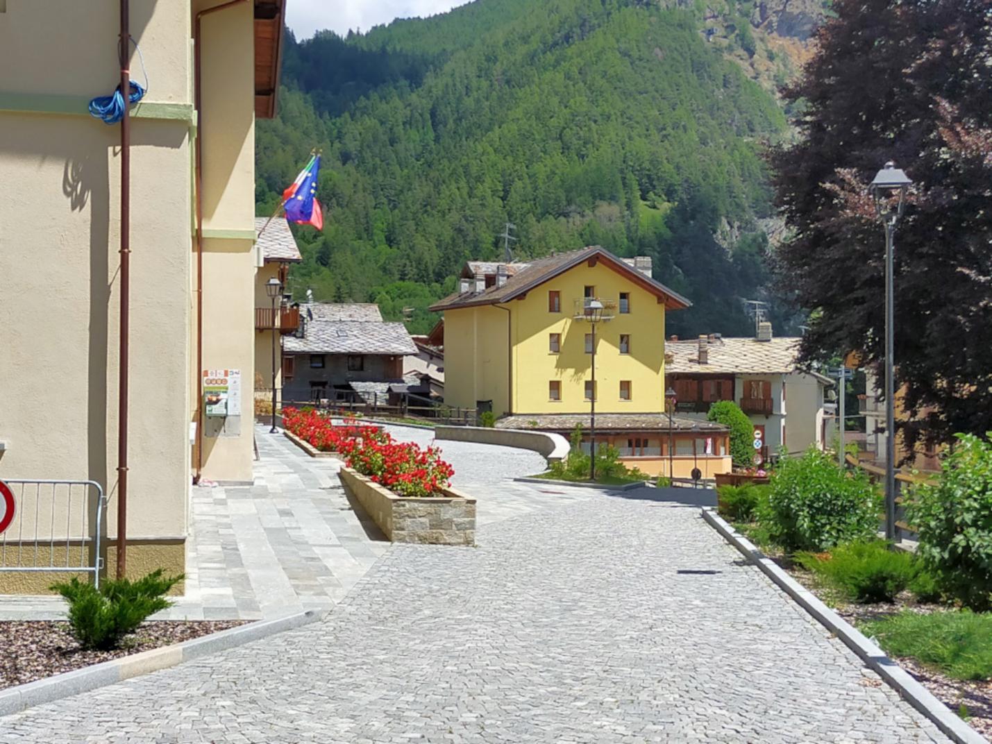 Piazza del Municipio  Vitrophanies: présentation de Pochi passi dal futuro