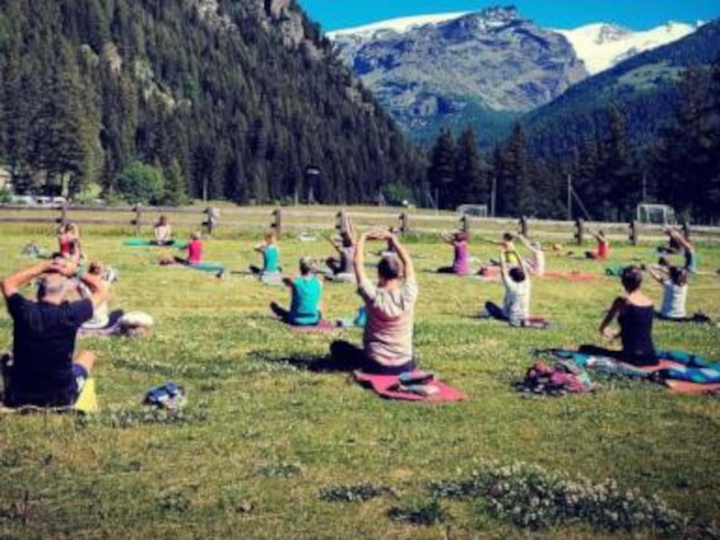 Persone dedite allo yoga  Festival de Yoga Monterosa entre La Terre et le Ciel