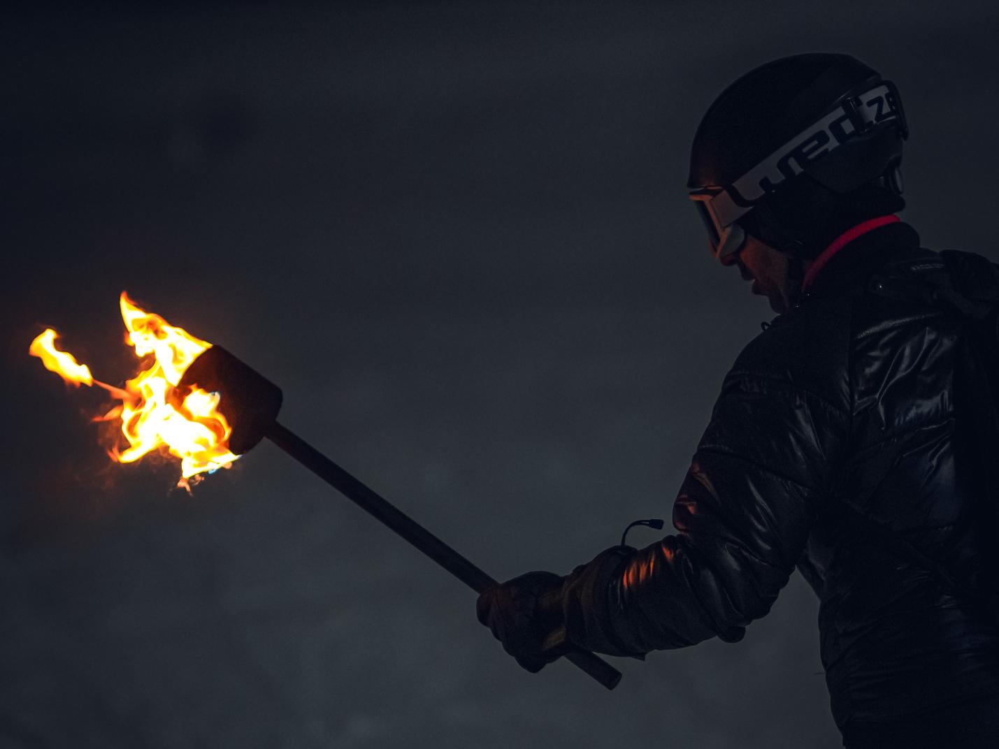 Descente en ski aux flambeaux en rose : en attendant le Giro d'Italia