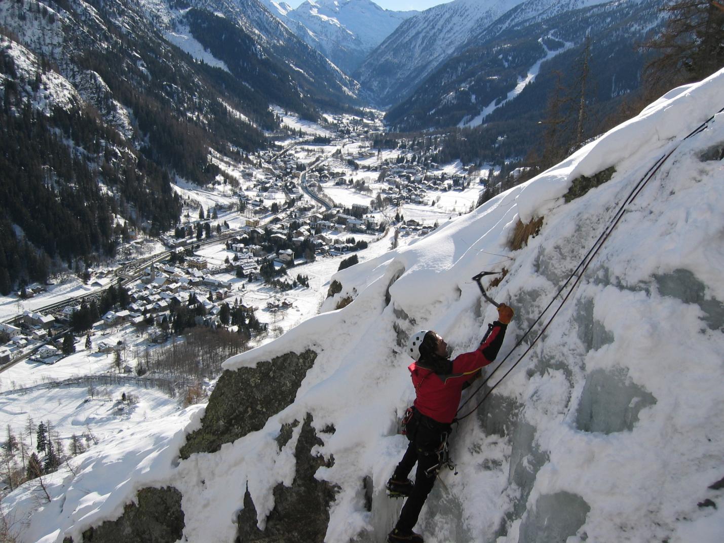 ESCALADE SUR GLACE AVEC LA SOCIÉTÉ GUIDES GRESSONEY