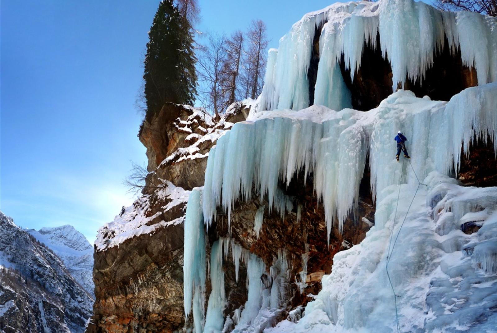 ICE-CLIMBING IN ALAGNA