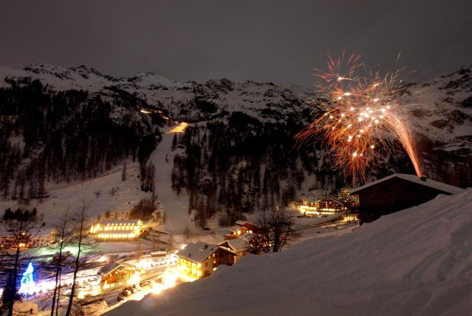 Descente aux flambeaux de fin d'année des moniteurs de ski et des guides de haute montagne