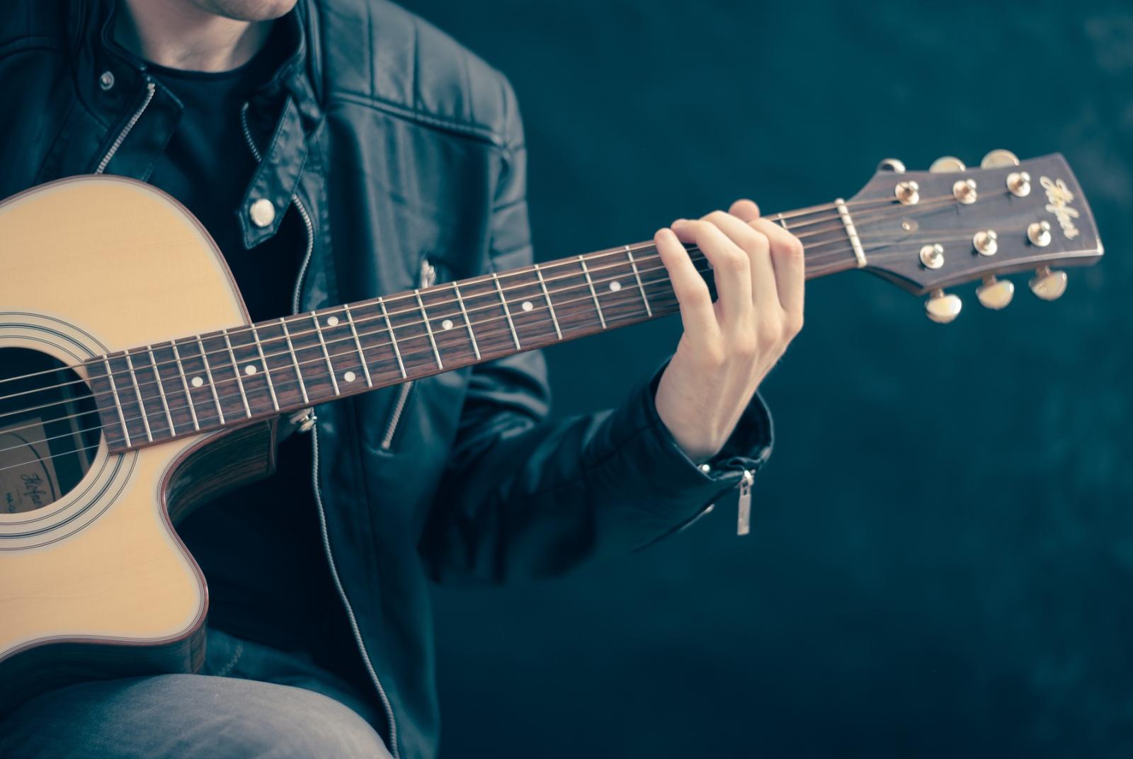 Musicista con chitarra Concerto tributo a Fabrizio De André