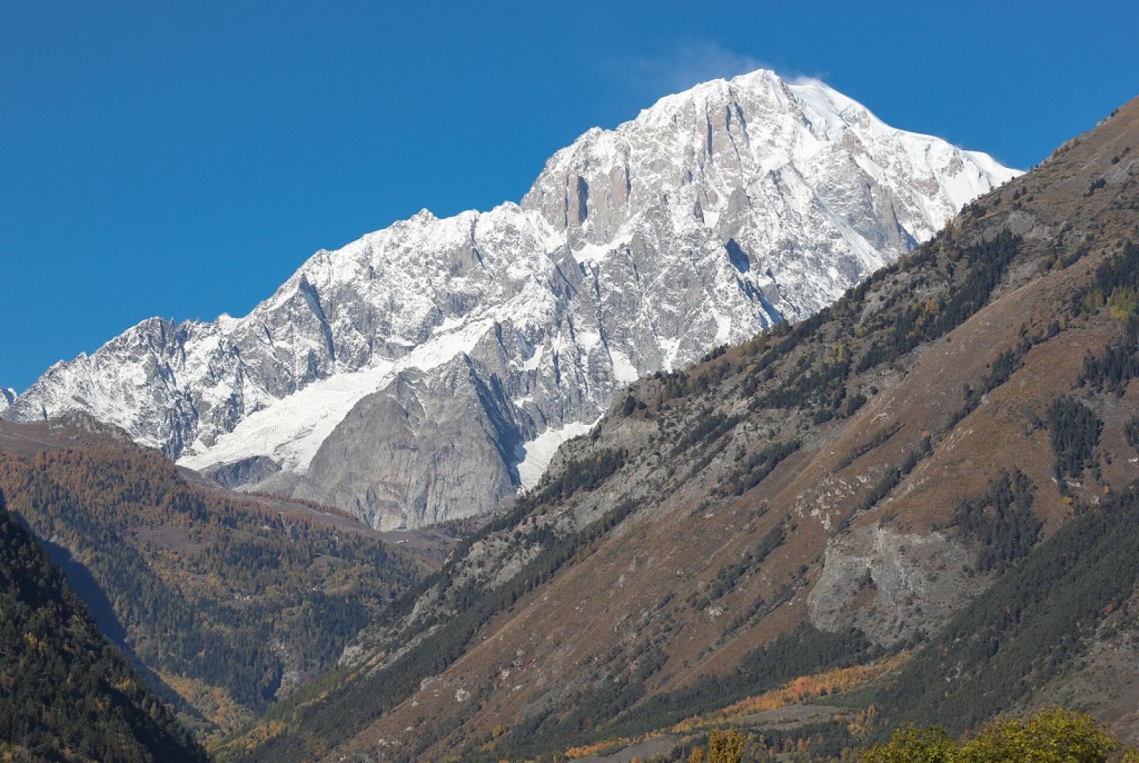 Monte Bianco visto da La Salle  Presentazione del Volume  "Vie Normali Valle d'Aosta"