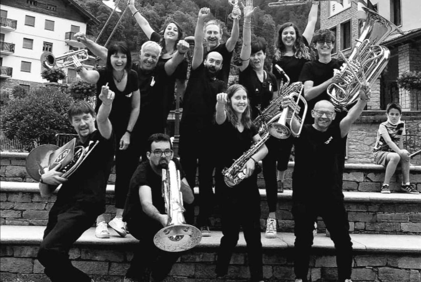 HB House Band Note animate - Concerto della HB House Band con grafica creativa