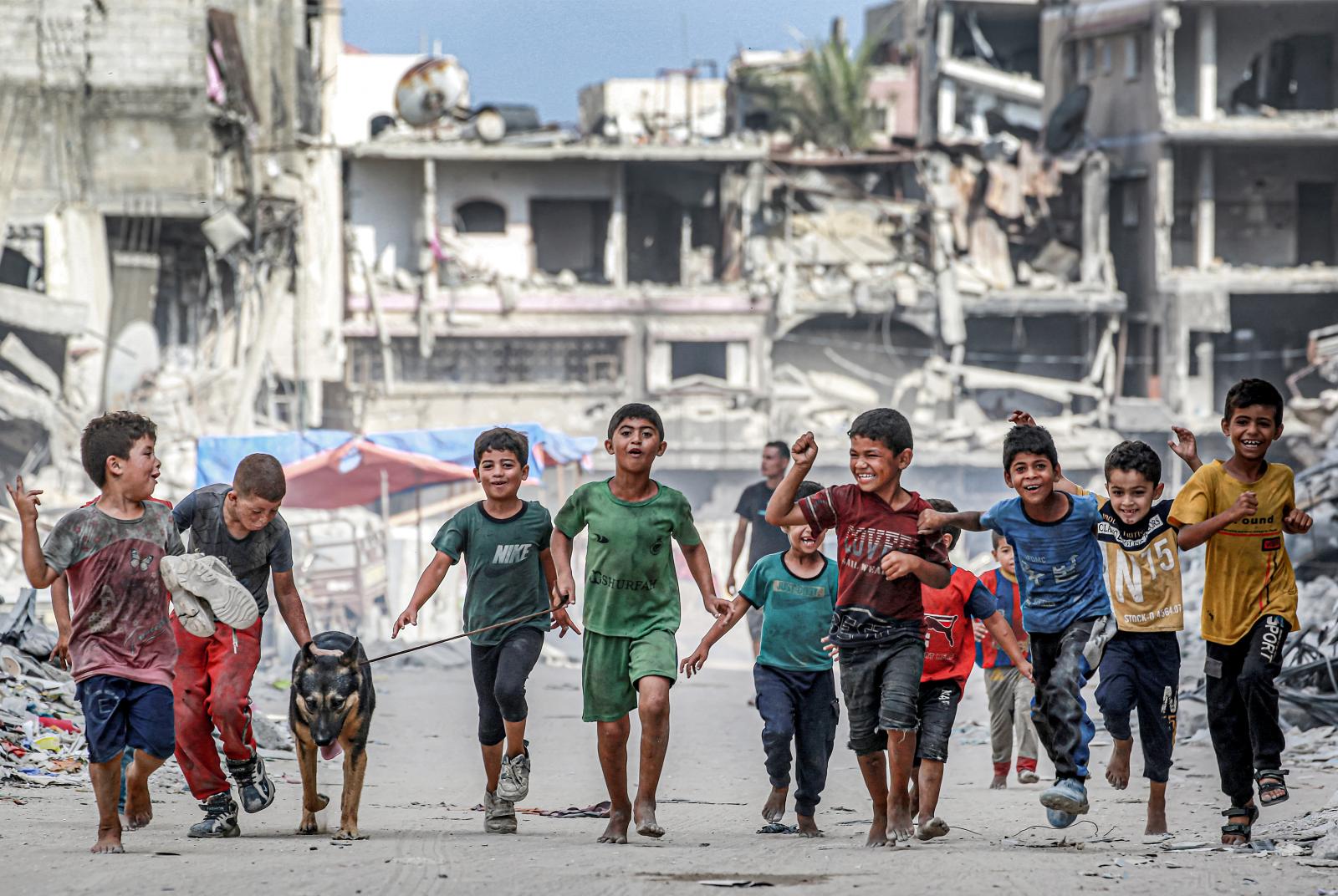 Foto credit: Bashar Taleb - AFP PHOTO Strada di Khan Yunis nel sud della Striscia di Gaza Exposition de photos - Contrastes. Récits d'un monde en équilibre