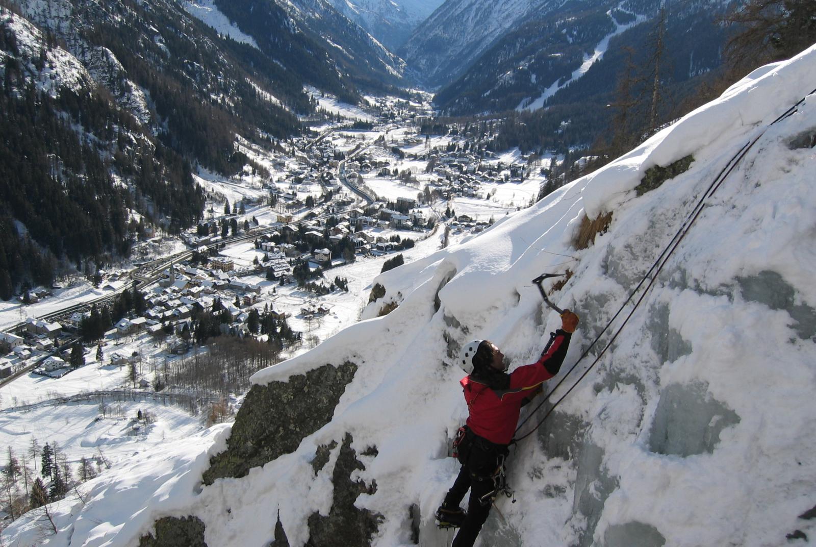 ESCALADE SUR GLACE AVEC LA SOCIÉTÉ GUIDES GRESSONEY
